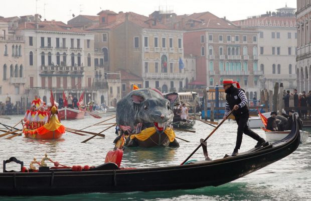Гигантская крыса и "узники-гребцы": в Венеции состоялся яркий Парад гондол (фото, видео)