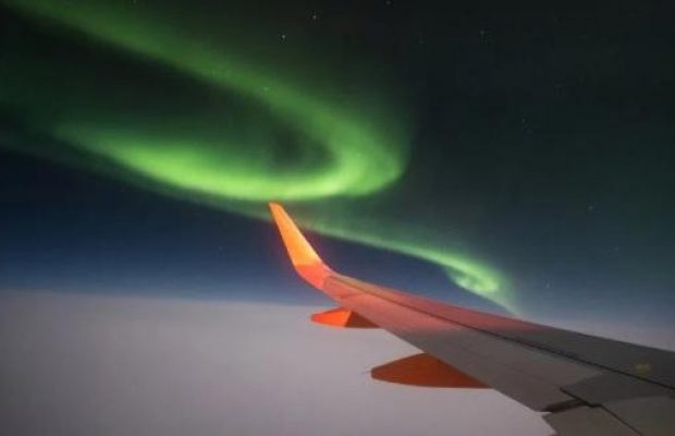 Чудеса из окна самолета: пассажир снял северное сияние над Исландией во время полета (фото)