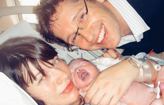 Голлівудська зірка Мілла Йовович розповіла про важку хворобу новонародженої дочки