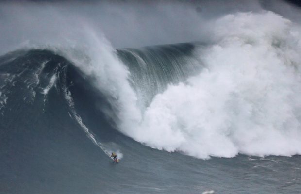 Самые отчаянные серферы мира устроили охоту на "большую волну" в Португалии (фоторепортаж)