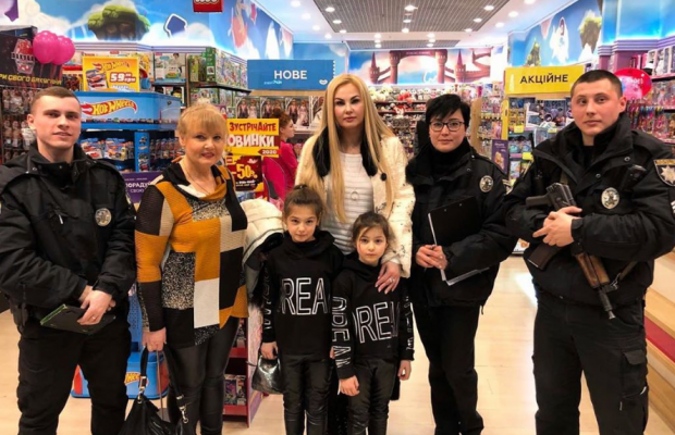 "З точністю хірурга": Камалія заявила про крадіжку iPhone у магазині іграшок (фото)