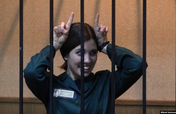 "Дограєшся, тебе приберуть": затримана лідер Pussy Riot зробила переполох в поліцейському "мавпятнику" (відео)