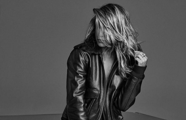 51-річна Дженніфер Еністон у свій день народження показала ідеальний прес на обкладинці журналу (фото)