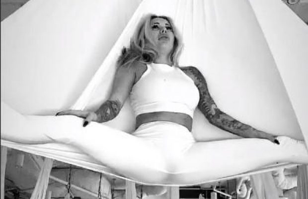 Дружина екс-футболіста "Динамо" Морозюк показала оргазмічну розтяжку на флай-йозі (фото)