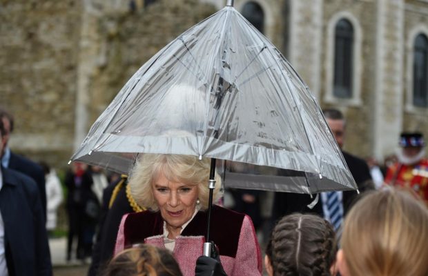 Немов Мері Поппінс: герцогиня Корнуольська мало не злетіла з парасолькою під дощем (фото)
