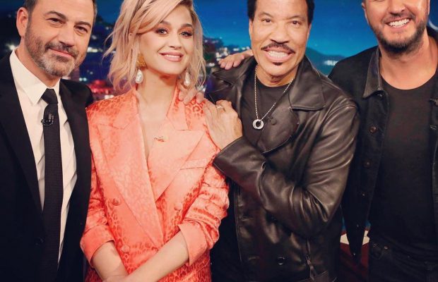 Невже вагітна: Кеті Перрі у кораловому жакеті засвітила круглий живіт (фото, відео)