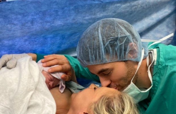 Анна Курнікова і Енріке Іглесіас показали обличчя новонародженої доньки (фото)