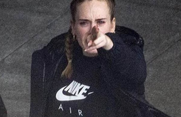 Переходила на крик, стримуючи сльози: папараці зняли Адель в аеропорту (фото)