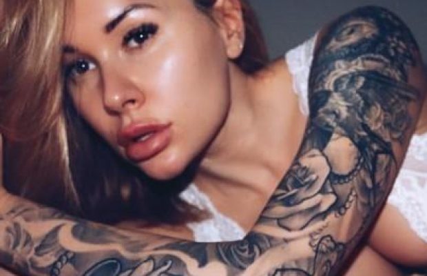 "Это просто нечто": жена экс-футболиста "Динамо" позировала на камеру в трусиках (фото)