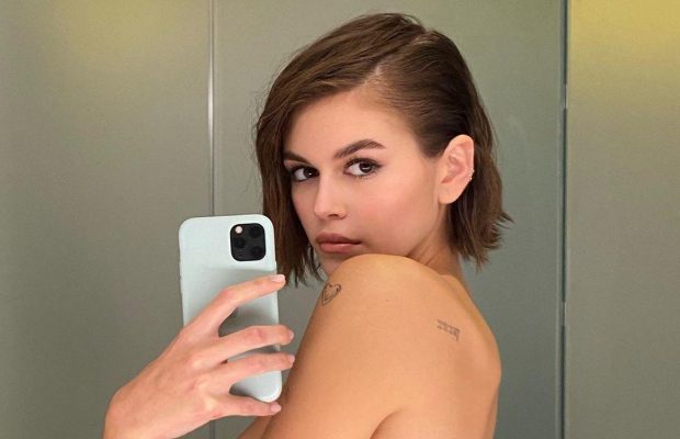 18-річна супермодель Кайя Гербер сфотографувала себе у дзеркалі топлес (фото)