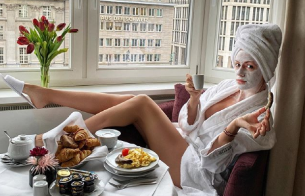 "Порно-кастинг?": Леся Нікітюк засвітила голе тіло в халаті в пікантній позі (фото)