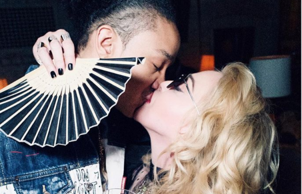 Мадонна відсвяткувала завершення гастролей палким поцілунком з молодим коханцем (фото)