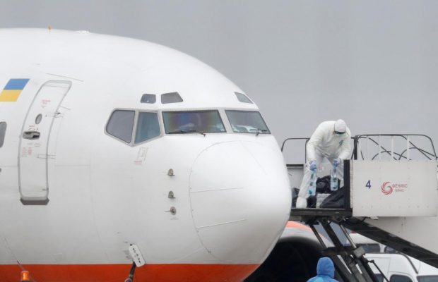 Сегодня из Франции прибудет еще три самолета с эвакуированными украинцами - посол