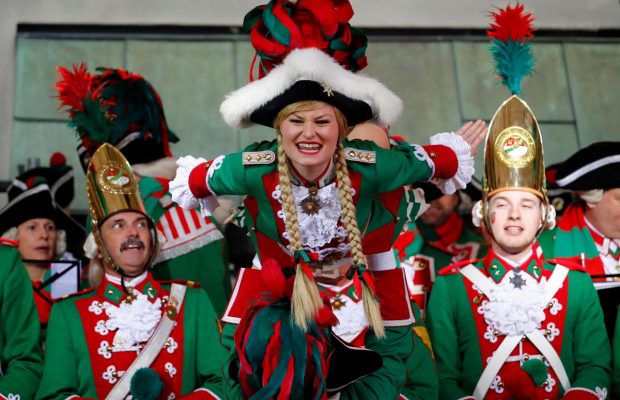 В немецком Кельне начался один из самых массовых уличных карнавалов в Европе (фото, видео)