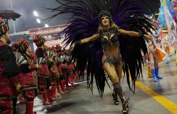 На карнавале в Рио-де-Жанейро проходит зрелищный самба-парад (видео, фоторепортаж)
