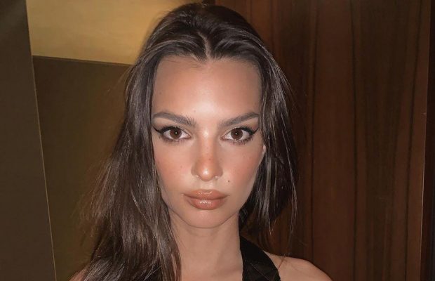 Супермодель Емілі Ратаковскі засвітила груди в сукні з глибоким декольте (фото)