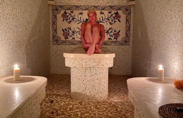 "Всегда зажигаю свечи": Волочкова показала себя голой в бане (фото 18+)