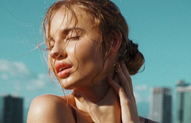 "Що за сексі-фрау?": Лола зі "Школи" спустила ліфчик і підкорила прихильників (фото)