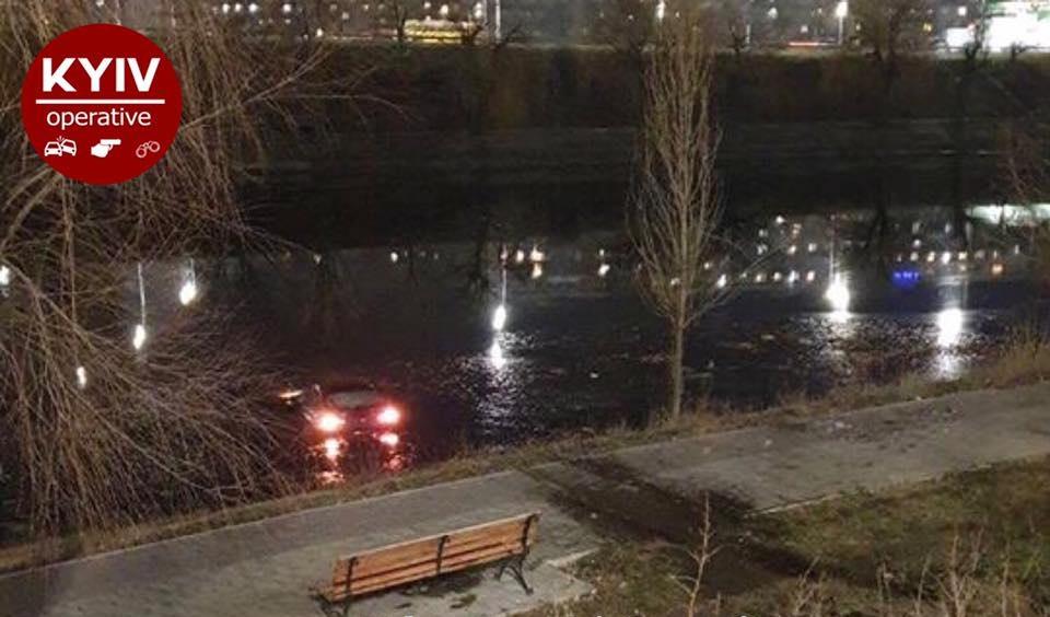 Наразі невідомо, в якому зараз стані водій авто / фото facebook/KyivOperativ Наразі невідомо, в якому зараз стані водій авто / фото facebook/KyivOperativ