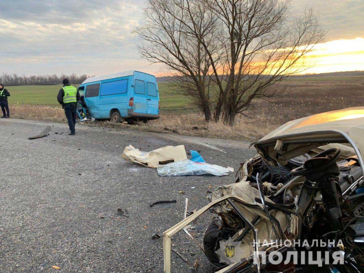 В результате ДТП водитель автомобиля «ВАЗ» от полученных травм скончался на месте / фото НПУ В результате ДТП водитель автомобиля «ВАЗ» от полученных травм скончался на месте / фото НПУ
