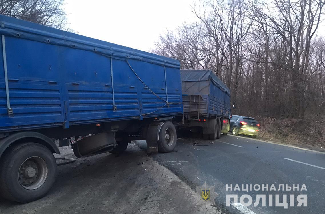 Вантажівка зіткнулася з легковиком на Харківщині / фото Нацполіція Вантажівка зіткнулася з легковиком на Харківщині / фото Нацполіція