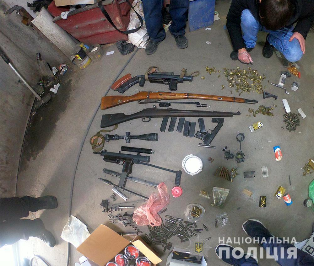 Крім зброї правоохоронці вилучили кілька банок пороху, сотні патронів і 1,5 тисячі гільз / Фото: Нацполіція Крім зброї правоохоронці вилучили кілька банок пороху, сотні патронів і 1,5 тисячі гільз / Фото: Нацполіція