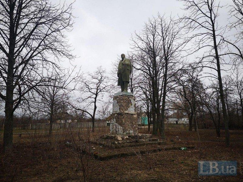 На Полтавщині помітили вцілілого "Леніна" / фото LB.ua На Полтавщині помітили вцілілого "Леніна" / фото LB.ua