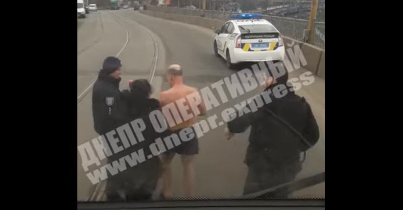 На місце інциденту прибула поліція / Фото: скріншот відео На місце інциденту прибула поліція / Фото: скріншот відео
