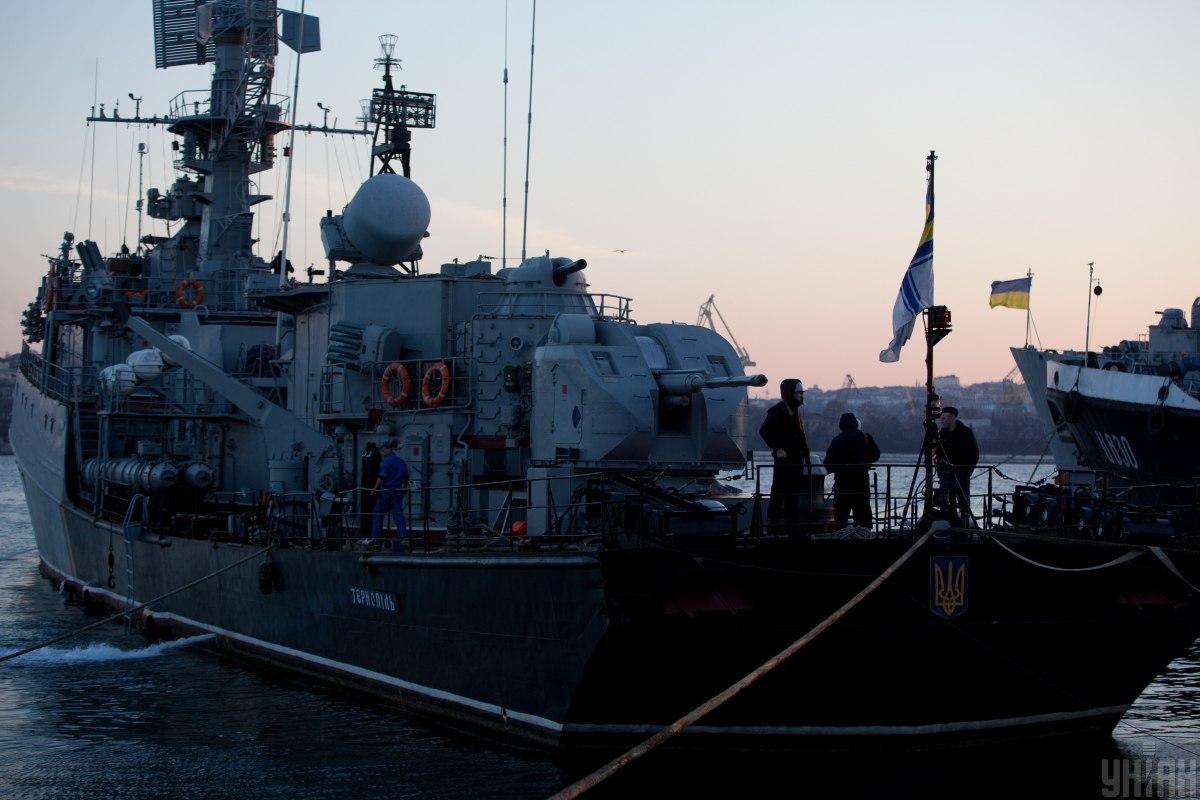 Корабль ВМС ВС Украины "Тернополь" в Куреной бухте в Севастополе (Крым), 13 марта 2014 г. / фото УНИАН