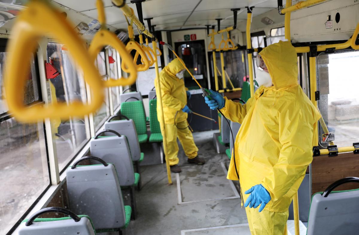 В Черновцах будут усиленно дезинфицировать общественный транспорт / фото REUTERS