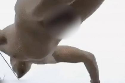 На видео Беар Гриллс в одних носках / скриншот из видео На видео Беар Гриллс в одних носках / скриншот из видео