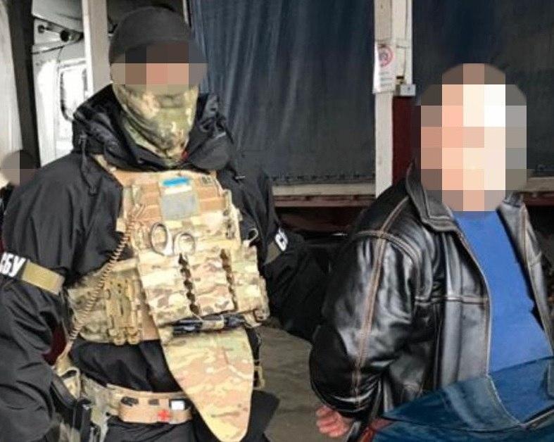 Зловмисник планував виїзд до РФ для звіту / фото: прес-служба СБУ Зловмисник планував виїзд до РФ для звіту / фото: прес-служба СБУ