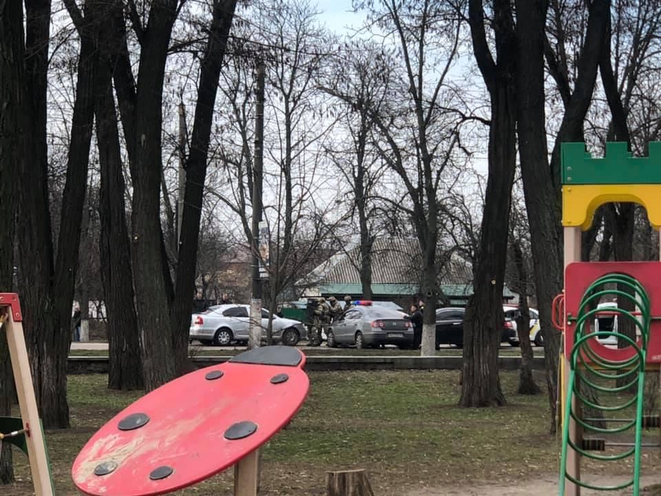У Борисполі затримували озброєного та непередбаченого чоловіка / Facebook, Павел Донченко У Борисполі затримували озброєного та непередбаченого чоловіка / Facebook, Павел Донченко
