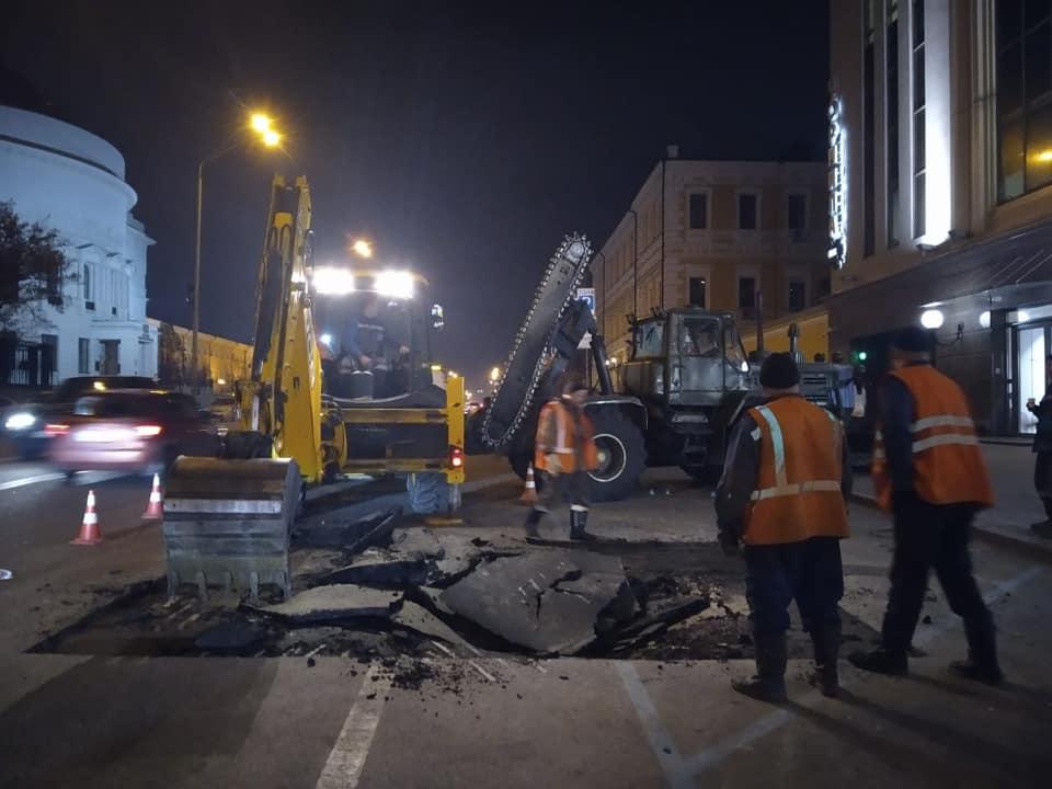 Рух по проїзній частині обмежена / фото facebook.com/kievavtodor Рух по проїзній частині обмежена / фото facebook.com/kievavtodor