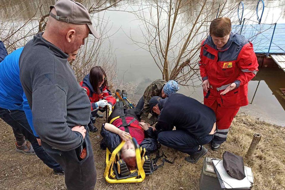 У Чернігові врятували жінку / фото facebook.com/MNSCHERNIGIV У Чернігові врятували жінку / фото facebook.com/MNSCHERNIGIV
