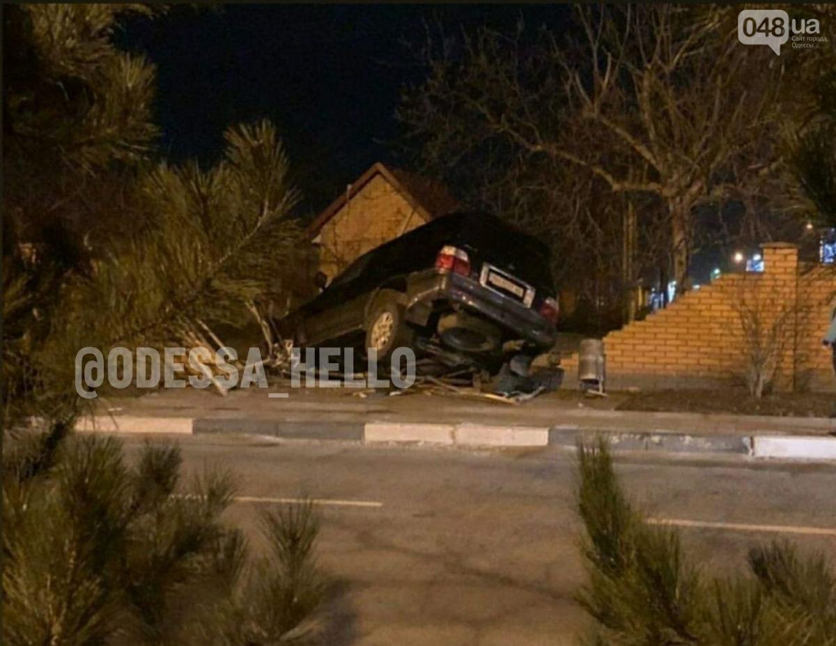 Водій позашляховика не впорався з керуванням / фото: 048.ua Водій позашляховика не впорався з керуванням / фото: 048.ua