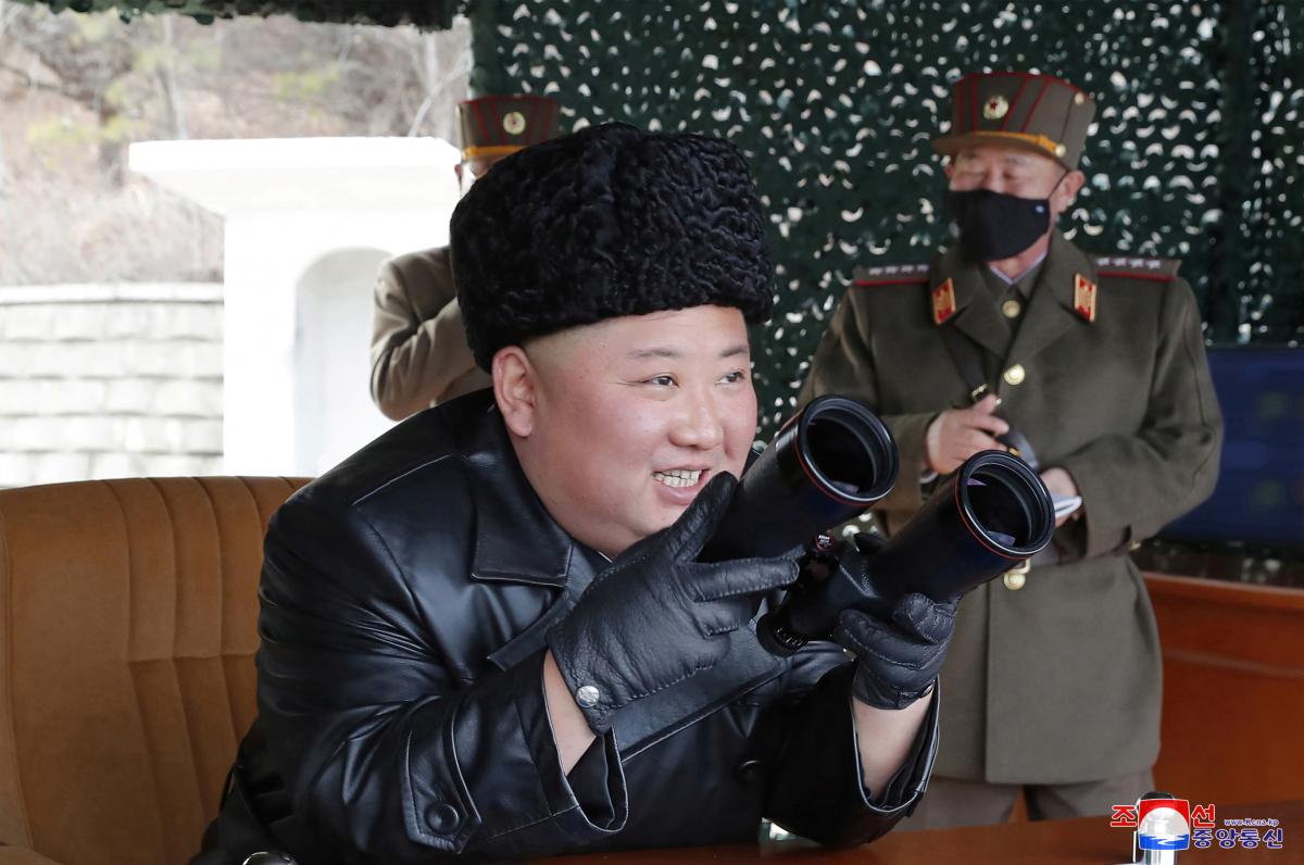 Ким Чен Ын усилил военную риторику на артиллерийских учениях в Северной Корее, - The Times Ким Чен Ын усилил военную риторику на артиллерийских учениях в Северной Корее, - The Times