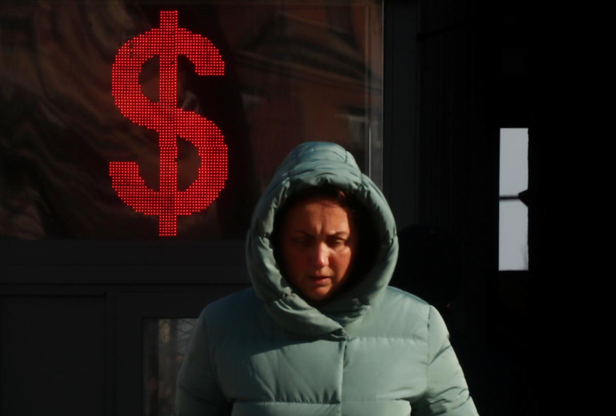 Сегодня в украинских обменниках подорожал доллар / REUTERS