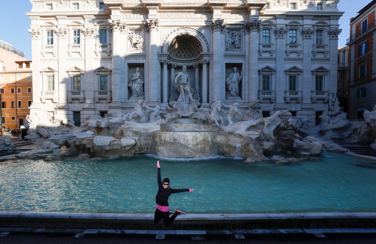 Фонтана Треви в Риме часто переполнен туристами / фото REUTERS