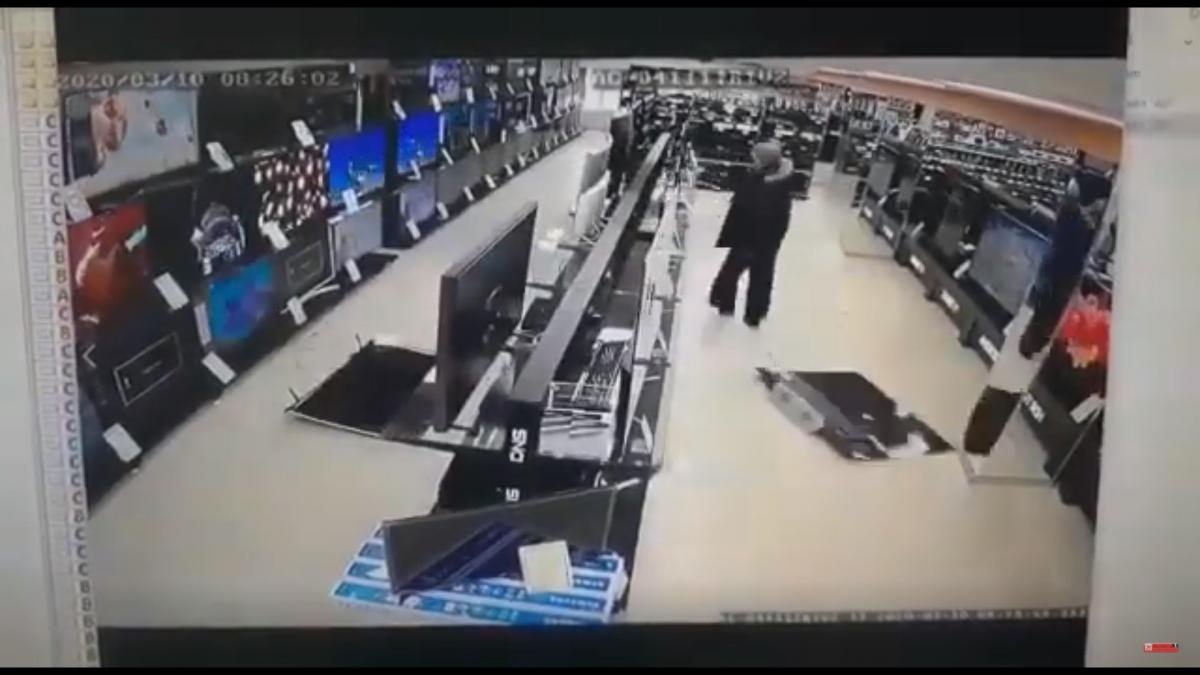Інцидент стався в томському магазині електроніки / скріншот з відео Інцидент стався в томському магазині електроніки / скріншот з відео