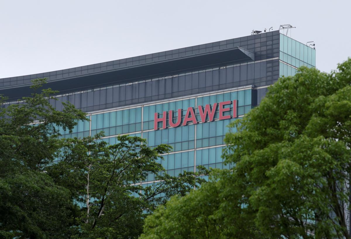 Компанія Huawei створила смартфон з керуванням жестами / фото REUTERS Компанія Huawei створила смартфон з керуванням жестами / фото REUTERS