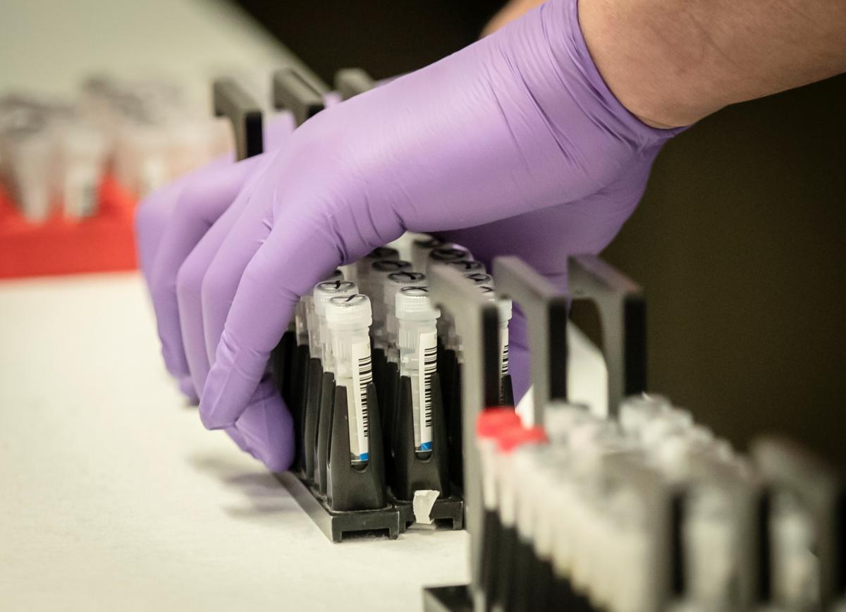 Город заказал 50 тест-систем для определения коронавируса / фото REUTERS