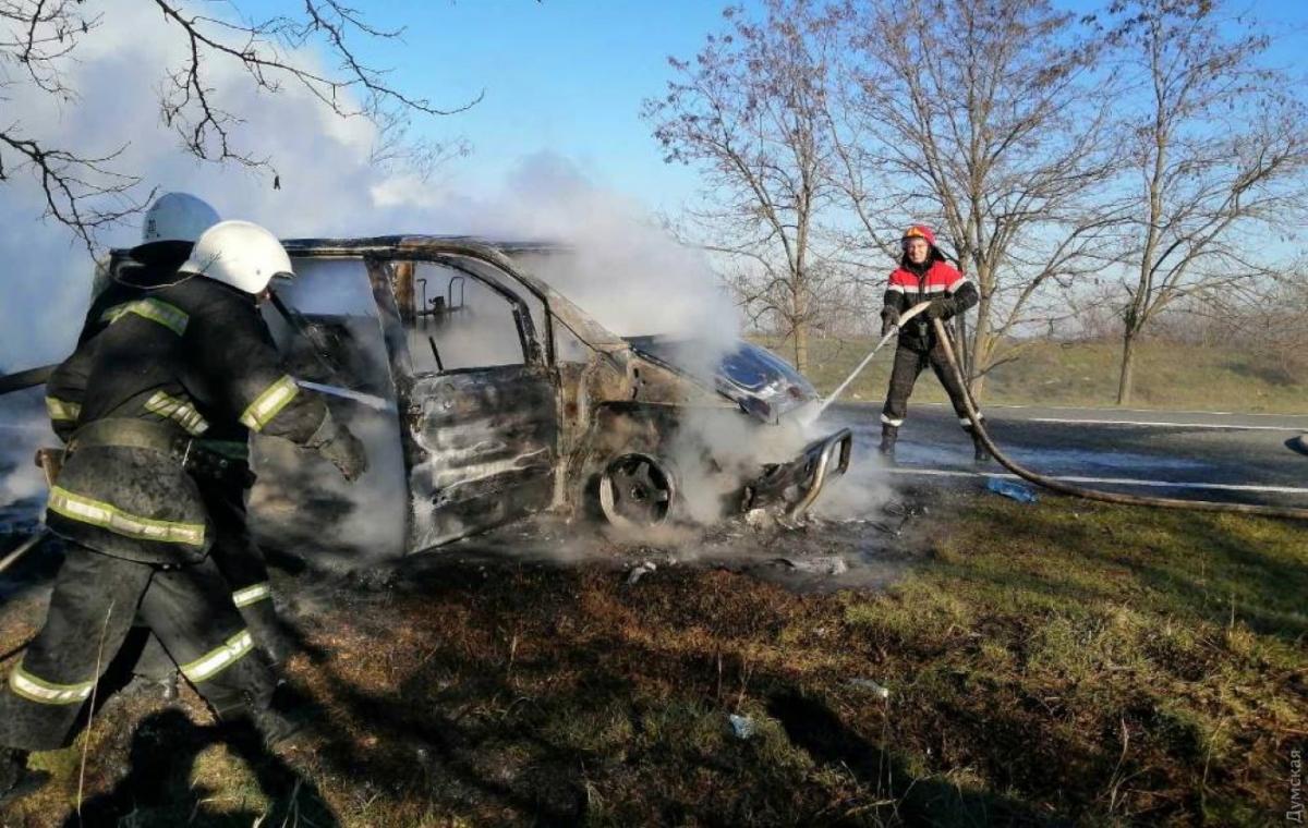 Маршрутка сгорела полностью / фото dumskaya.net Маршрутка сгорела полностью / фото dumskaya.net