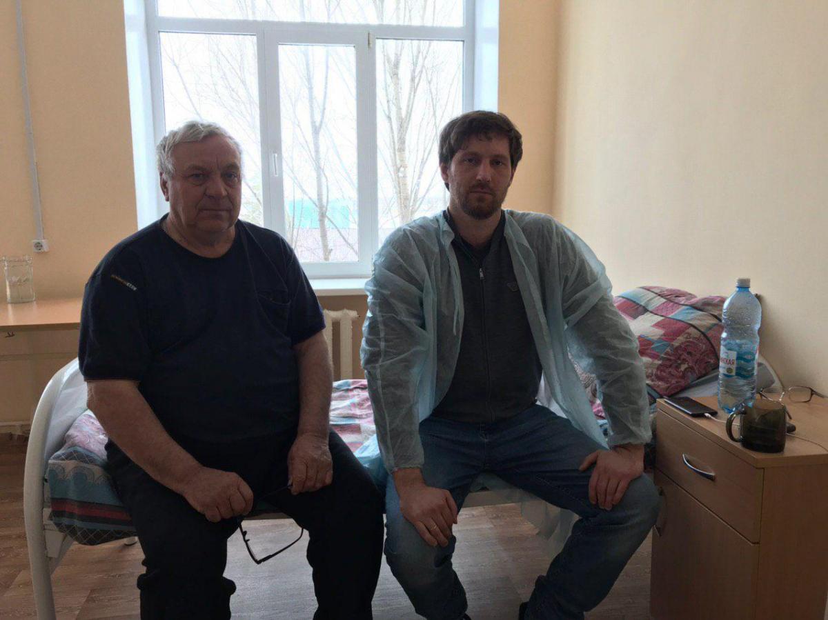 Пенсіонер (на фотографії зліва) потрапив до лікарні/Фото: Дмитро Петренко Пенсіонер (на фотографії зліва) потрапив до лікарні/Фото: Дмитро Петренко