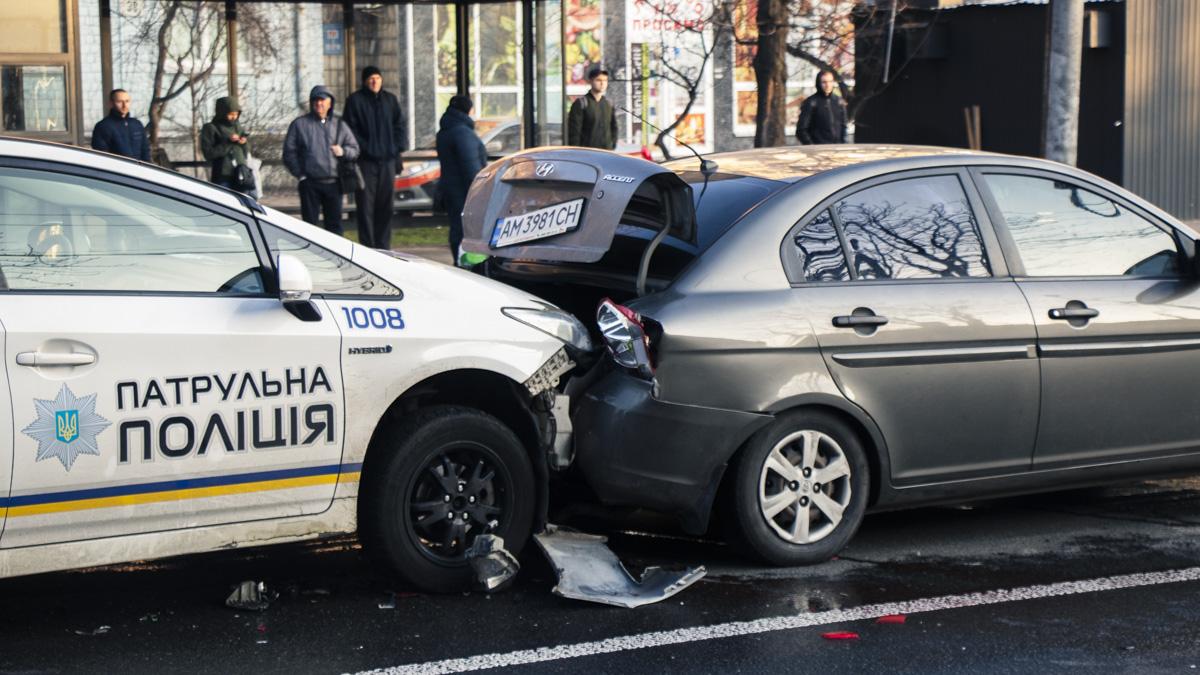 На місце прибуло ще три екіпажі поліції, після чого конфлікт почав вщухати / kiev.informator.ua На місце прибуло ще три екіпажі поліції, після чого конфлікт почав вщухати / kiev.informator.ua