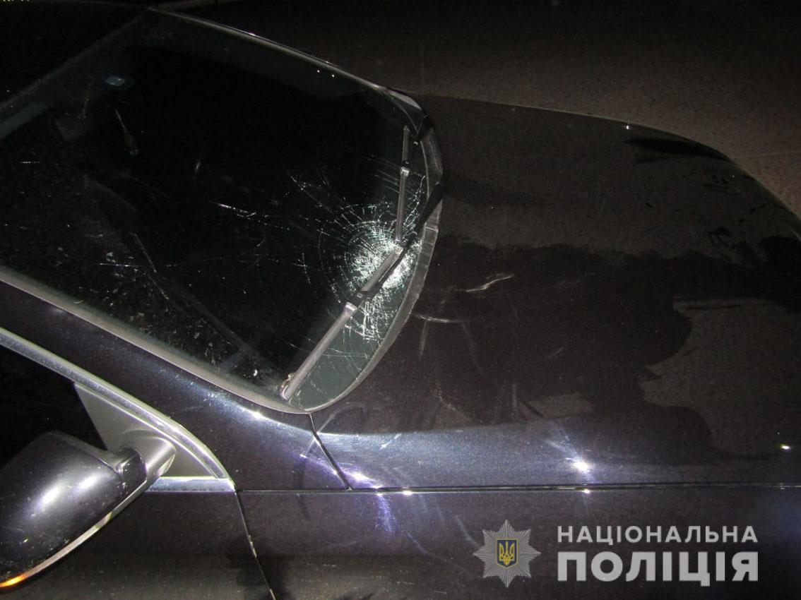 Водій збив дівчину на неосвітленій частині дороги поза межами пішохідного переходу / фото Нацполіція Водій збив дівчину на неосвітленій частині дороги поза межами пішохідного переходу / фото Нацполіція