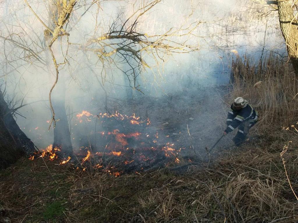 Рятувальники просять не спалювати траву \ прес-служба ДСНС в Дніпропетровській області Рятувальники просять не спалювати траву \ прес-служба ДСНС в Дніпропетровській області