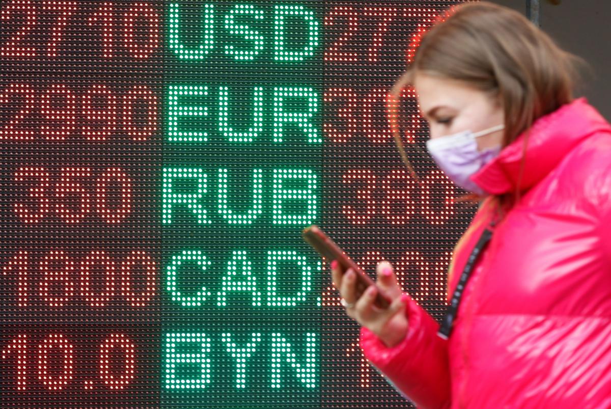 Експерт пояснив, чого чекати від гривні і долара в 2022 році / Ілюстрація REUTERS
