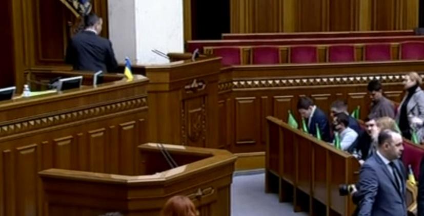 Петрашко для зачитывания присяги пошел не к трибуне ВР, а к президентскому креслу / скрин видео Петрашко для зачитывания присяги пошел не к трибуне ВР, а к президентскому креслу / скрин видео