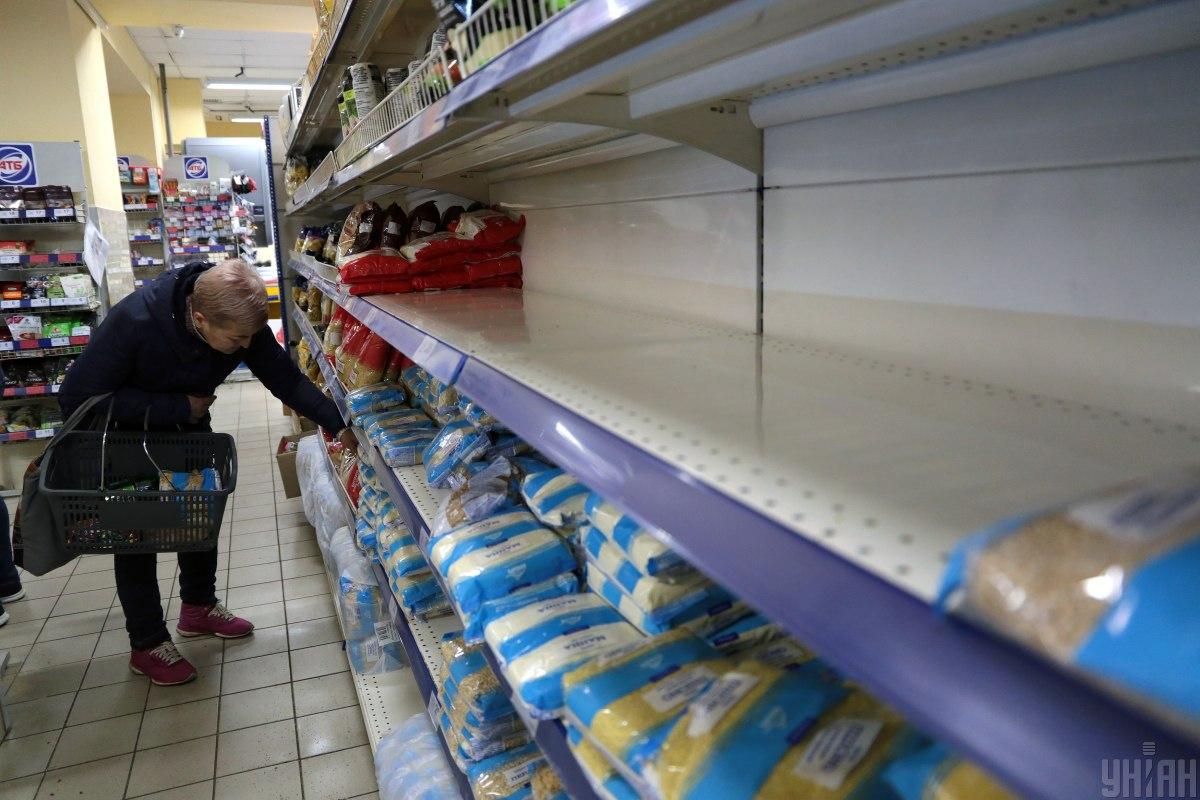 По мнению экспертов, с новым урожаем цены на ключевые продукты питания стабилизируются / фото УНИАН